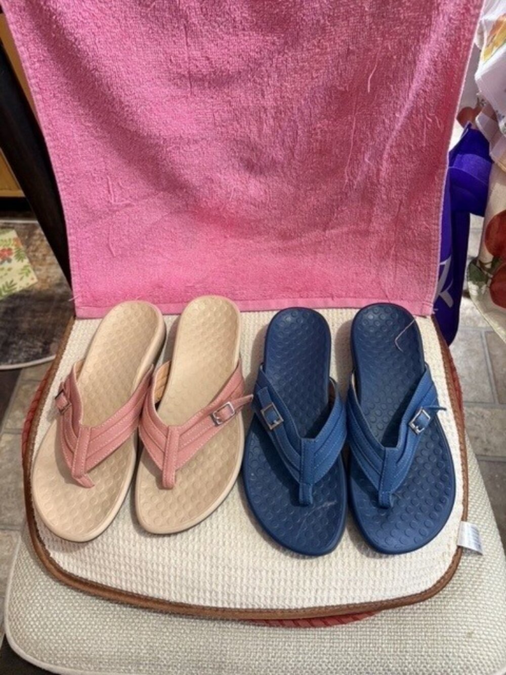 NO BRAND thong leather sandals 2 pair peach/navy - 9" sole= size 6-6.5 pre-owned